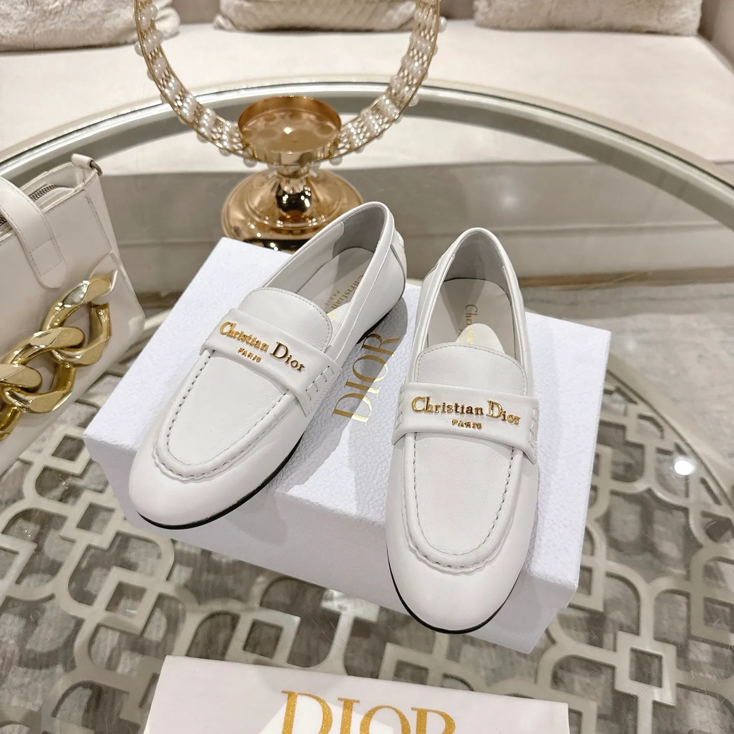 👟👟Ex-factory price 640👟👟 Dior Dior | 2025 ˢˢD Home 2025 spring and summer new products The latest popular slip-on letter buckle loafers series〰 Original purchase, development and production👍🏻This Dior loafer is carefully made of black smooth cow leather, and the front letter plate is decorated with a gold-toned Christian Dior Paris logo. Paired with a leather-injected outsole, it adds classic style to any casual look. Upper: original cowhide/cow suede, lining: cowhide, outsole: injection molded leather outsole imported from Italy, heel height: 1cm, size: 35-42 (customized at 40.41.42)